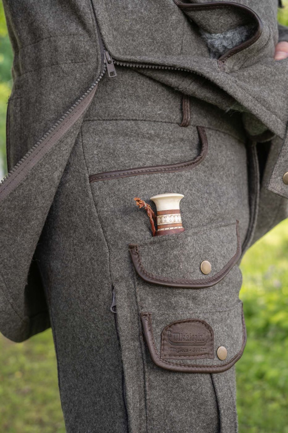 Flapped leg pockets, integrated knife pocket and reindeer-leather trim
