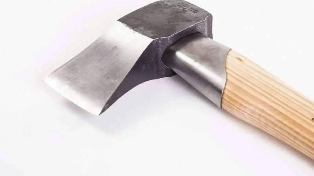 Gränsfors Bruk Large Splitting Axe 442: wedge-shaped head and protective collar; product gallery photograph