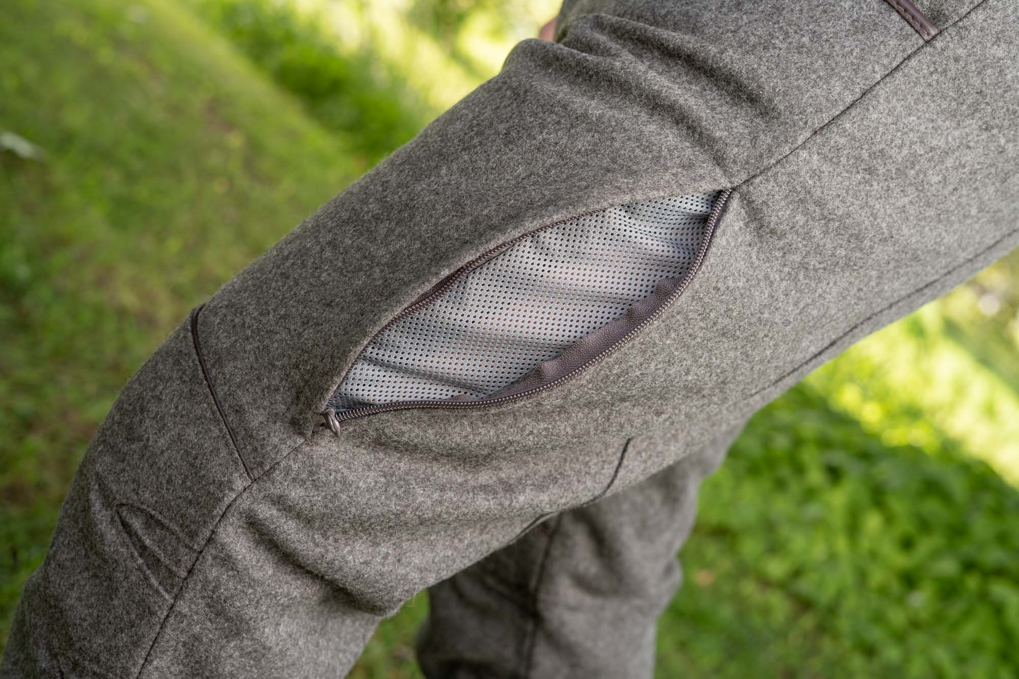 Ventilation opening at the knee of the Hamra Professional pants
